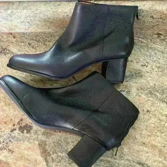 L’Amour Des Pieds Perren Black Lamba Leather Bootie 9.5 NWOB - Picture 1 of 12